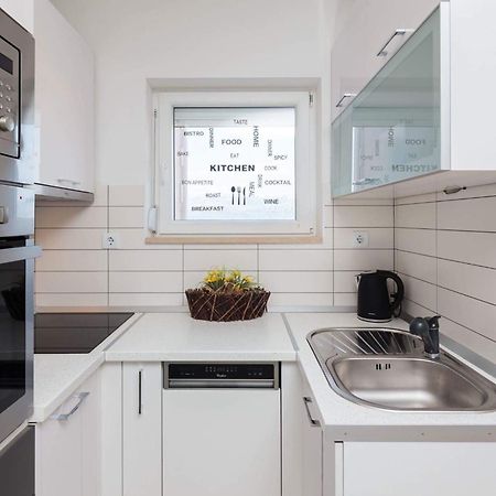 Apartment Lana St Supetar Bagian luar foto