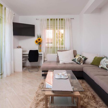 Apartment Lana St Supetar Bagian luar foto